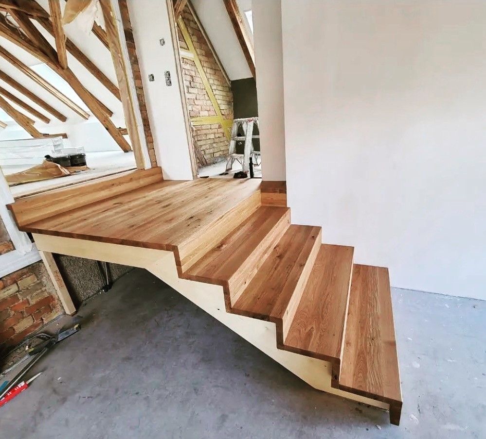 Holztreppe in der neuen Loftwohnung Rösslerhof