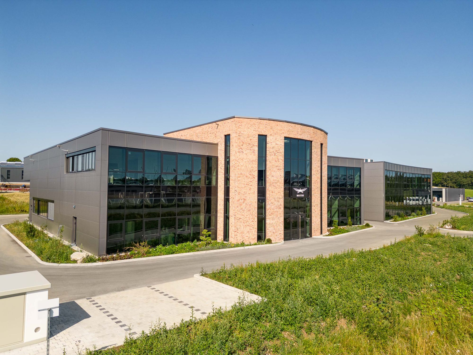 Neubau Uhrenmanufaktur Mauthe_Verwaltung und Halle Bild01 Neubau Uhrenmanufaktur Mauthe_Verwaltung und Halle Bild01