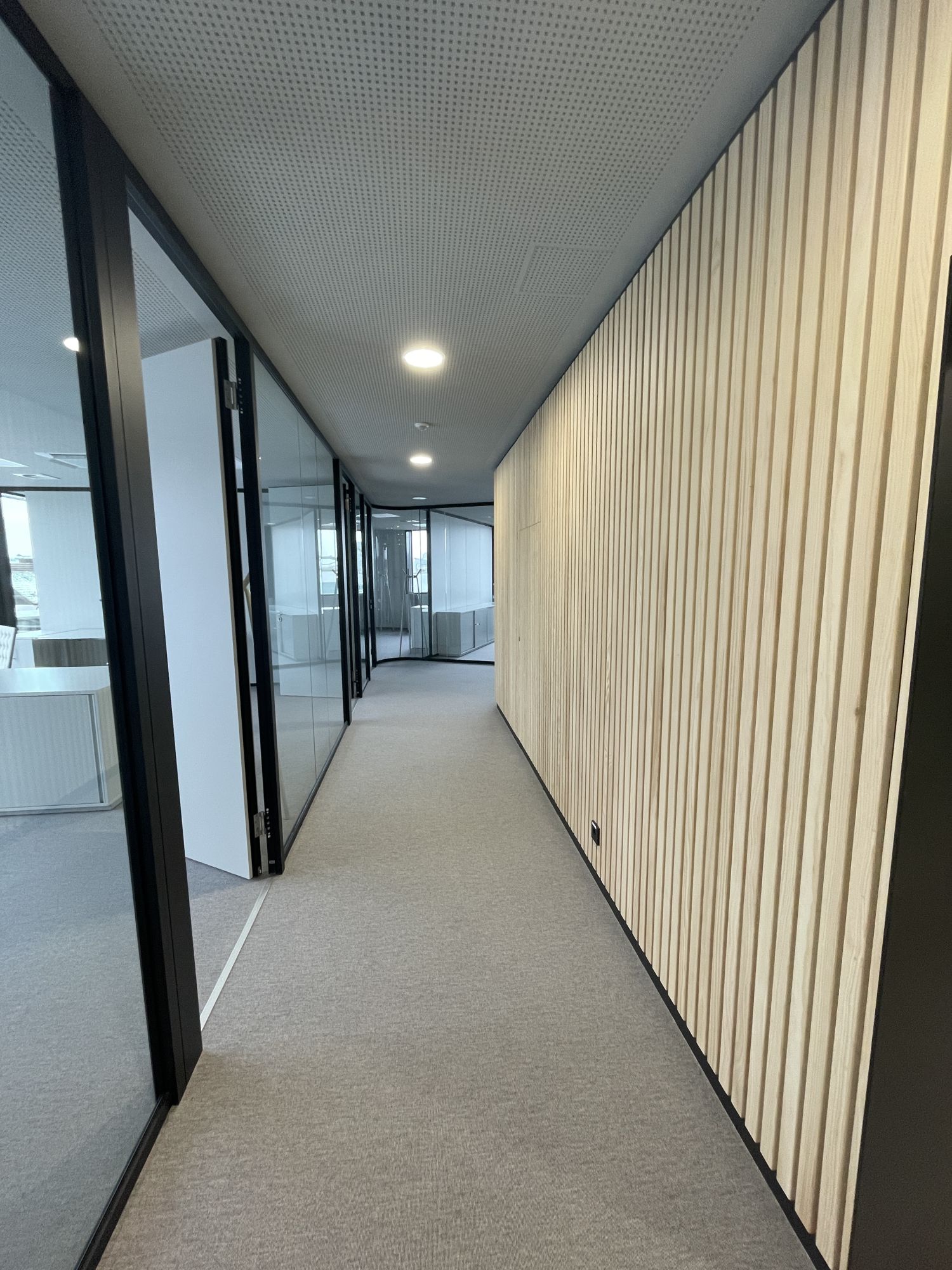 ALWa Verwaltung Fluransicht Holz Lamellenwand Glaselemente ALWa Verwaltung Fluransicht Holz Lamellenwand Glaselemente