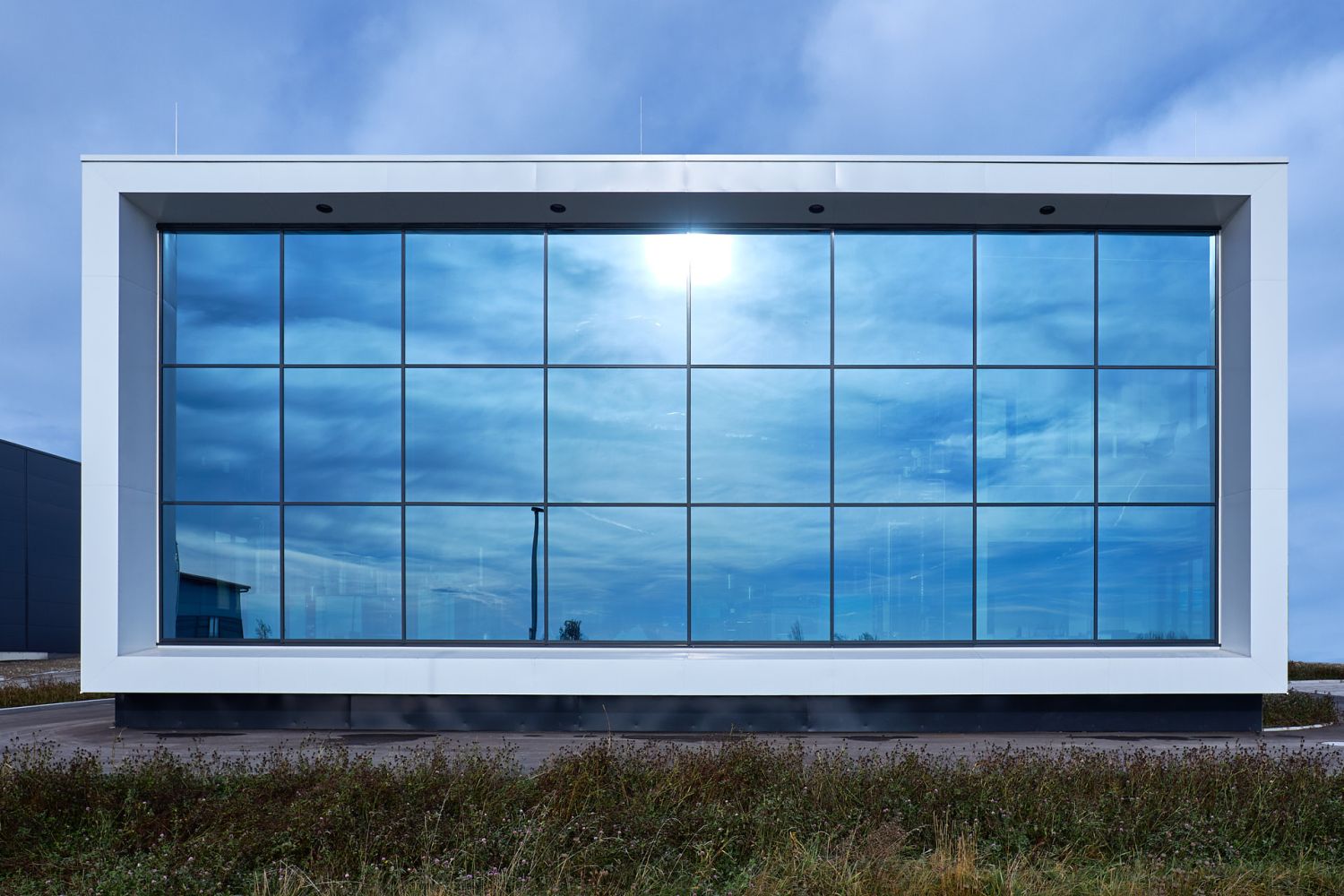 Frontansicht Glasfassade Produktionshalle