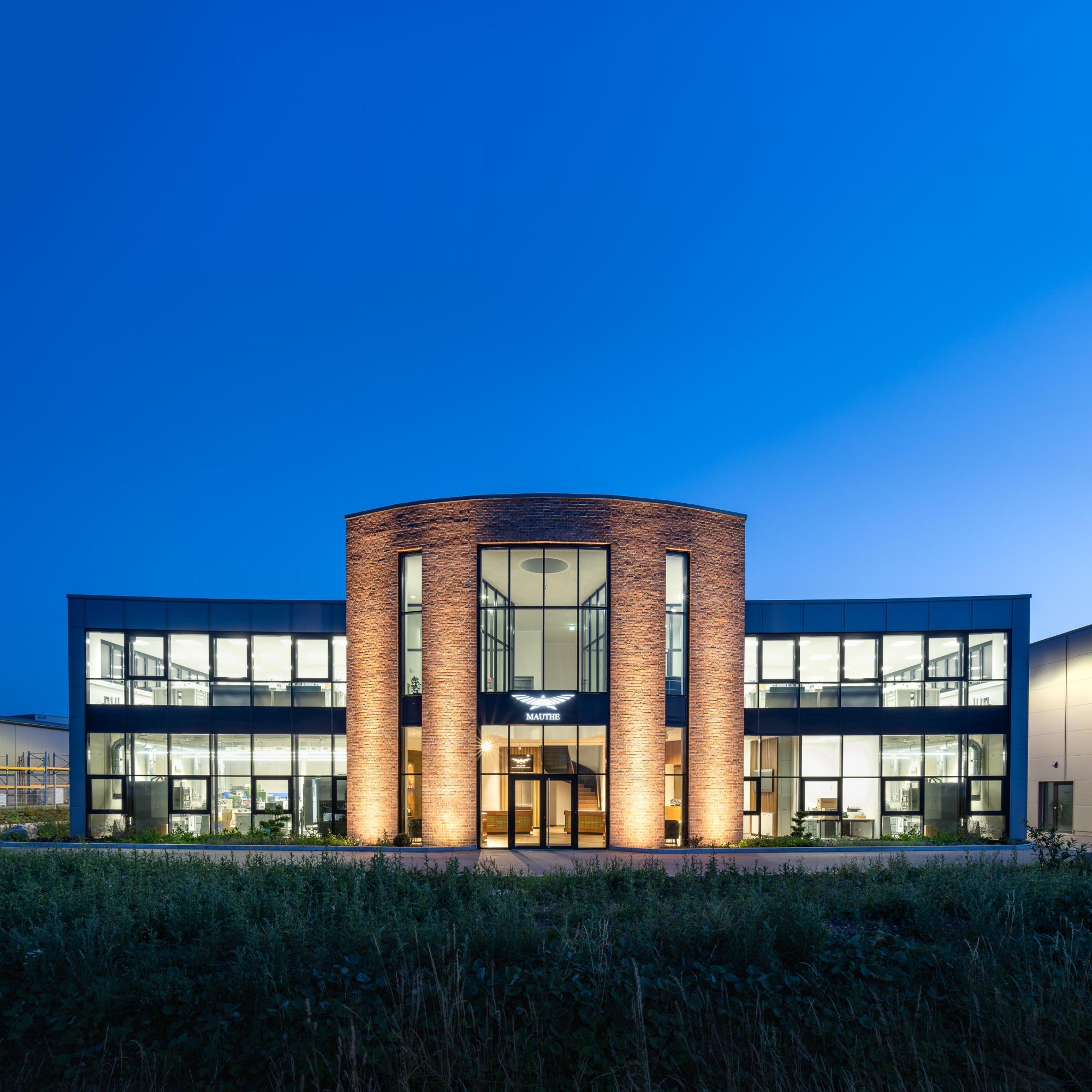 Neubau Uhrenmanufaktur Mauthe_Verwaltung und Halle Bild12 Nachtaufnahme Front Neubau Uhrenmanufaktur Mauthe_Verwaltung und Halle Bild12 Nachtaufnahme Front