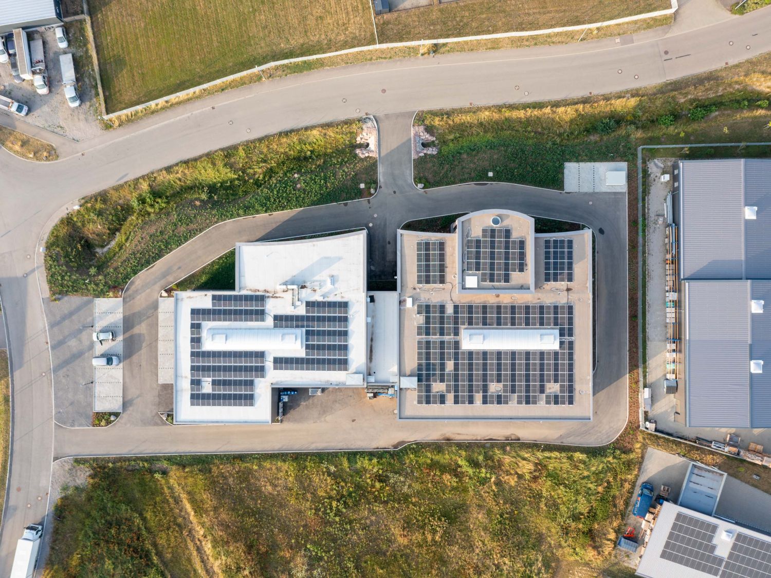 Neubau Uhrenmanufaktur Mauthe_Verwaltung und Halle Bild02 Lufaufnahme Neubau Uhrenmanufaktur Mauthe_Verwaltung und Halle Bild02 Lufaufnahme