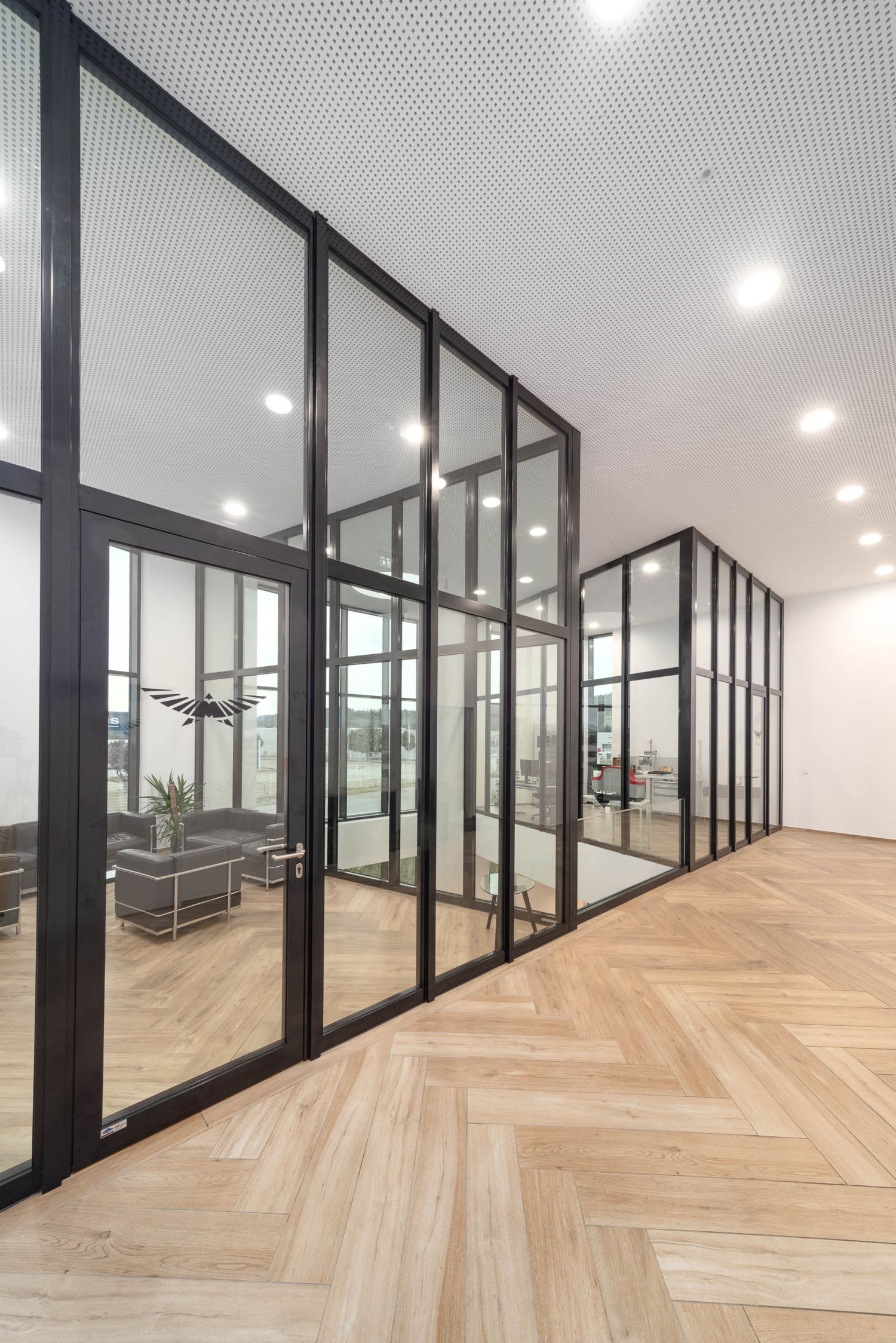 Neubau Uhrenmanufaktur Mauthe_Verwaltung und Halle Bild05 Fischgraetenparkett Neubau Uhrenmanufaktur Mauthe_Verwaltung und Halle Bild05 Fischgraetenparkett