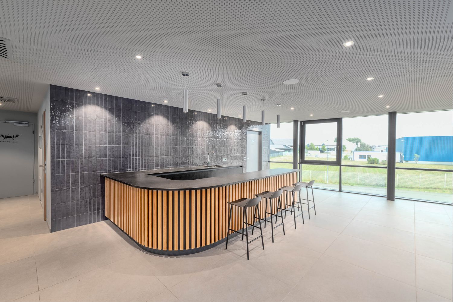 Neubau Uhrenmanufaktur Mauthe_Verwaltung und Halle Bild13 Kantine Theke Neubau Uhrenmanufaktur Mauthe_Verwaltung und Halle Bild13 Kantine Theke